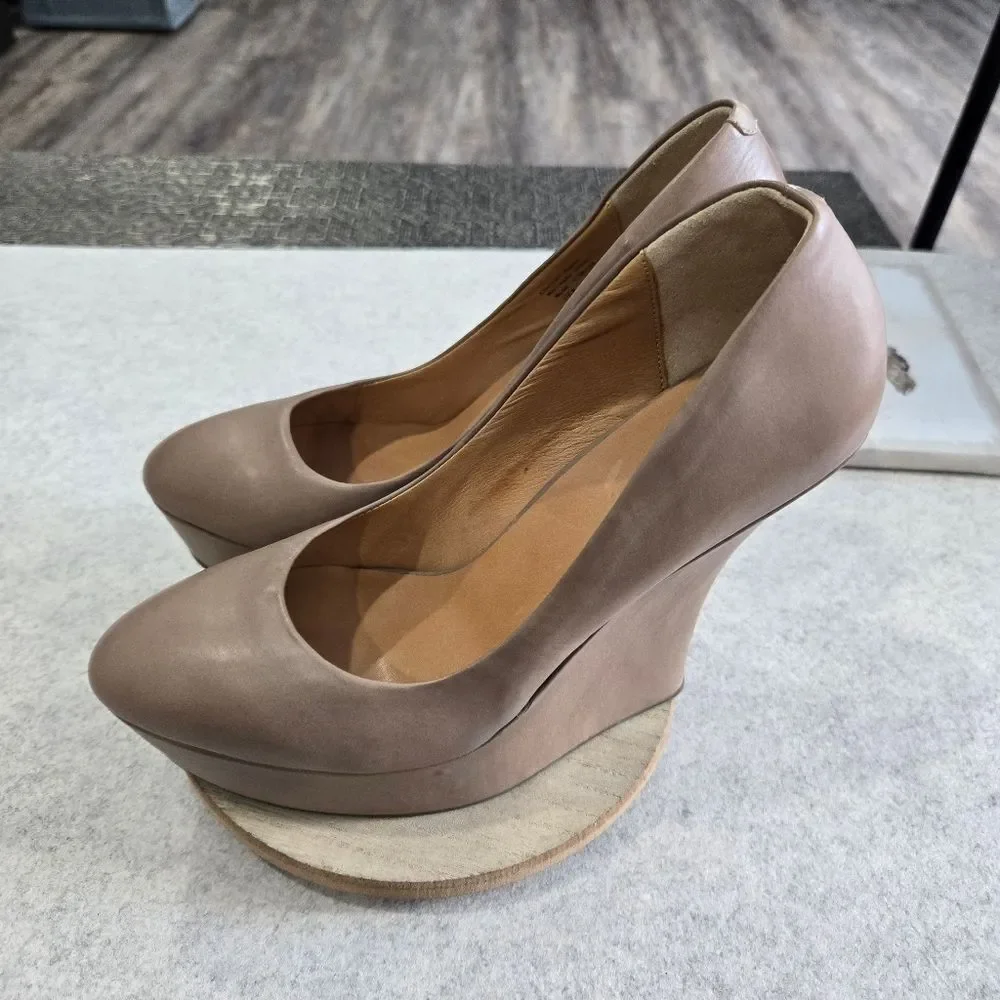 🐢 L.A.M.B. Women Novice Taupe High Wedge Slip On Size 9.5 Pumps